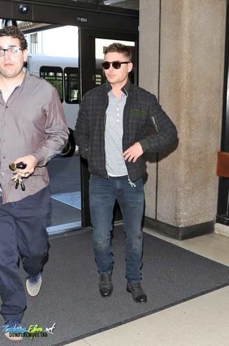  Zac Efron Takes Off From LAX