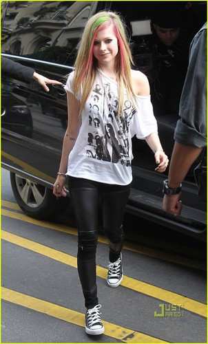  Avril Lavigne: Bonjour From Paris!