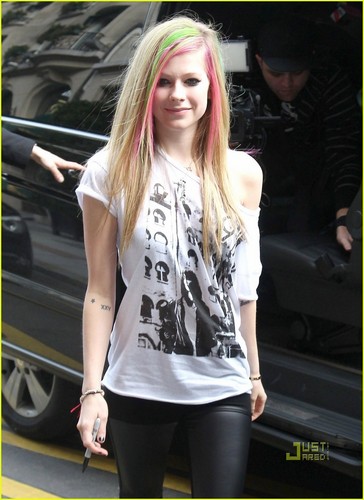  Avril Lavigne: Bonjour From Paris!