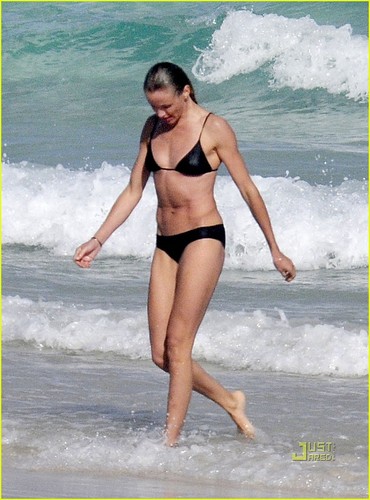  Cameron Diaz: Bikini Babe in Miami