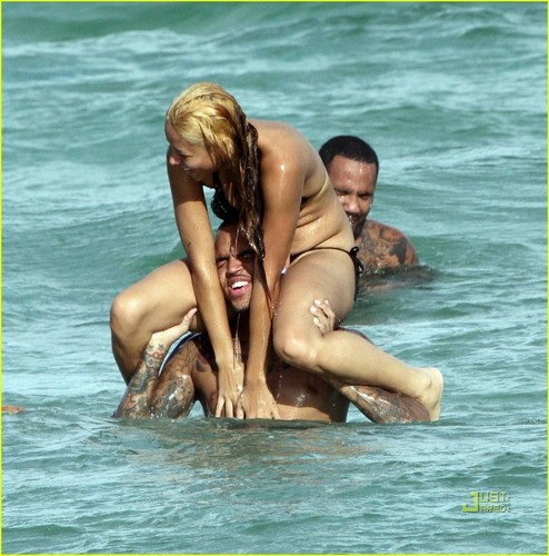  Chris Brown: Shirtless Miami strand Bum