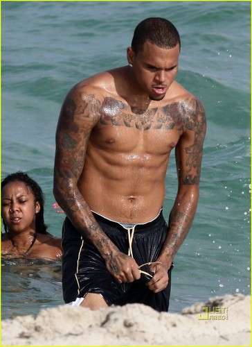  Chris Brown: Shirtless Miami beach, pwani Bum