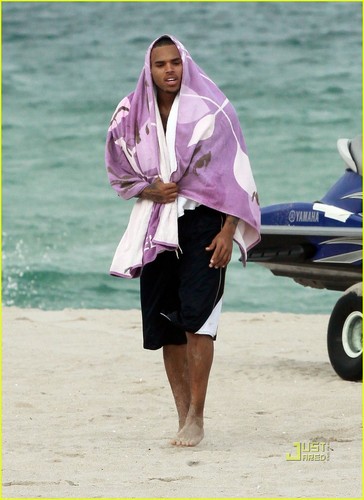  Chris Brown: Shirtless Miami 바닷가, 비치 Bum