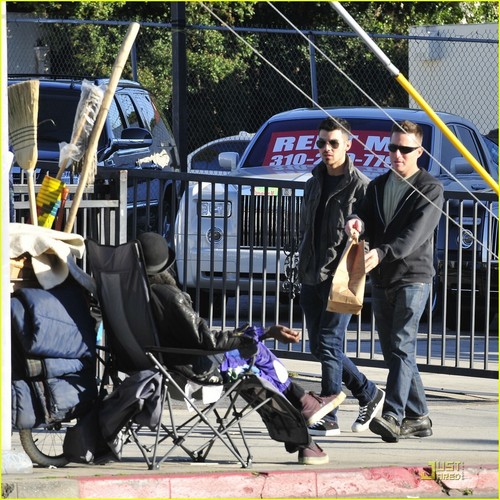  Joe Jonas Feeds The Homeless