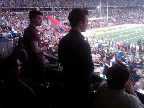  Jonas Brothers Enjoy a game Togather