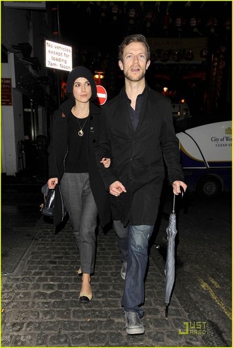  Keira Knightley: Night Out with Mystery Guy!