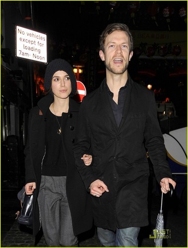  Keira Knightley: Night Out with Mystery Guy!