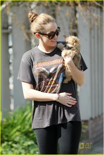  Miley with her new anjing, anak anjing