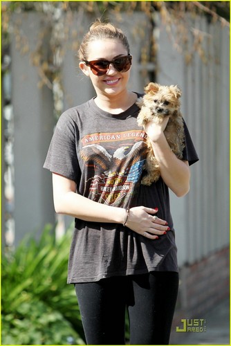  Miley with her new cún yêu, con chó con