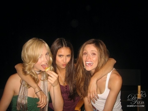  zaidi new/old picha of Candice with some of the TVD cast!