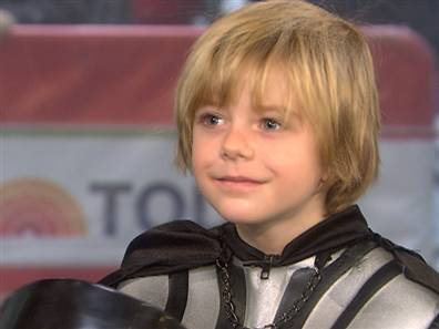  The kid under the Darth Vader topi keledar in the Super Bowl Commercial
