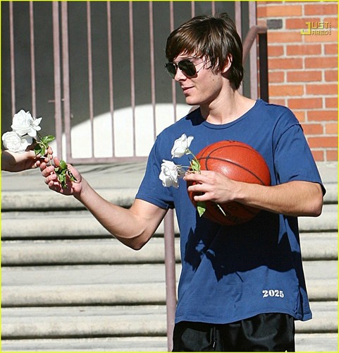  Zac Efron Showered With flores From Paparazzi