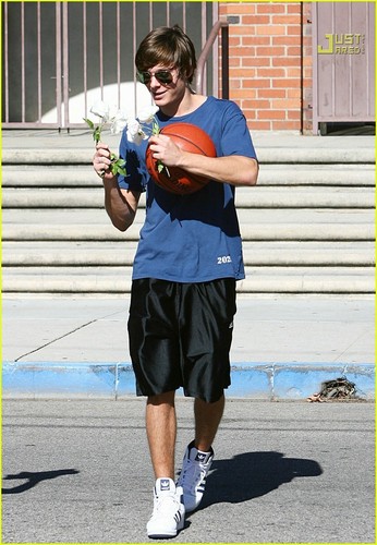  Zac Efron Showered With 花 From Paparazzi
