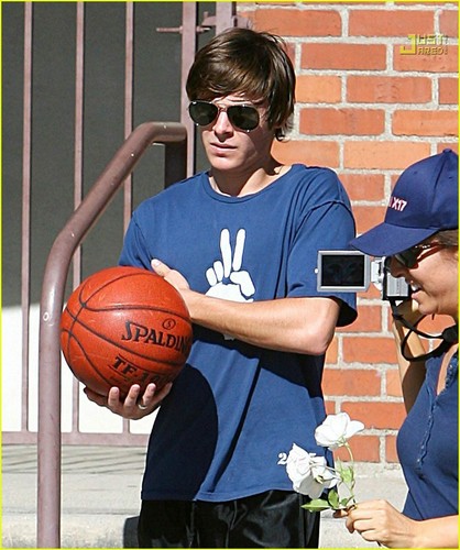  Zac Efron Showered With flores From Paparazzi