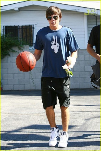  Zac Efron Showered With お花 From Paparazzi