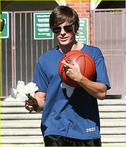  Zac Efron Showered With Цветы From Paparazzi
