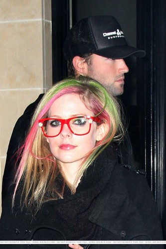  Avril Lavigne Dines At The Eiffel Tower Restaurant in Paris!