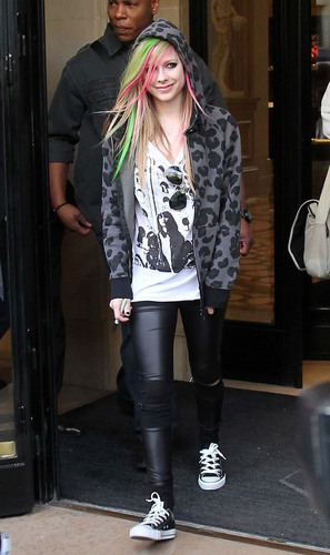  Avril leaving hotel on the way to film Taratata
