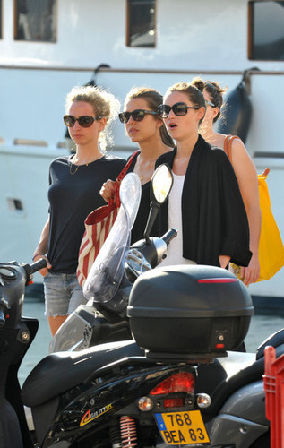  carlotta, charlotte Casiraghi spends some time with her Friends