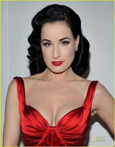 Dita Von Teese: Red Dress for the corazón Truth Show!