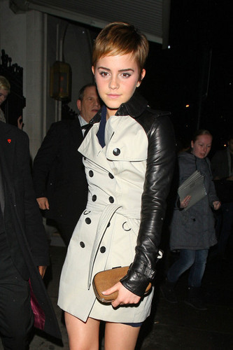  Emma out and about in Luân Đôn {11-2-11}