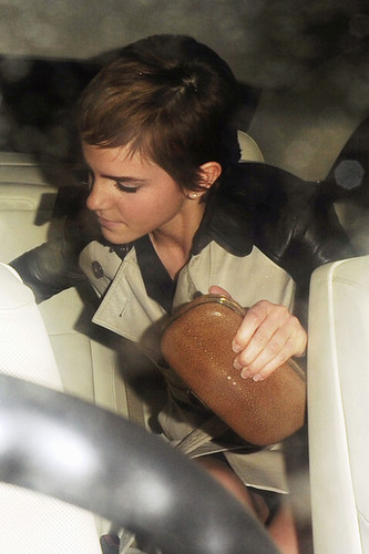  Emma out and about in लंडन {11-2-11}