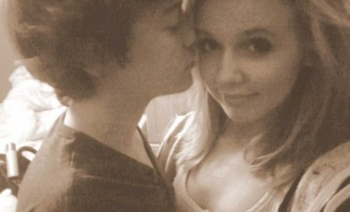  Flirty Harry चुंबन His Ex Girlfriend Felicity Selfie