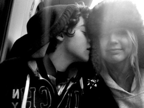  Flirty Harry baciare His Ex Girlfriend Felicity Selfie