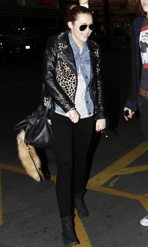  Miley-Out in Toluca Lake (10th February 2011)