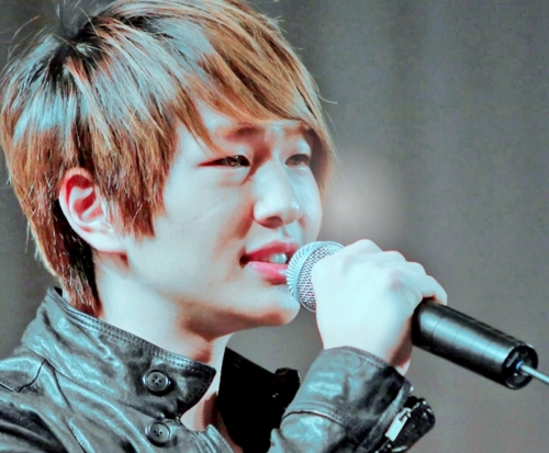  onew crying <3