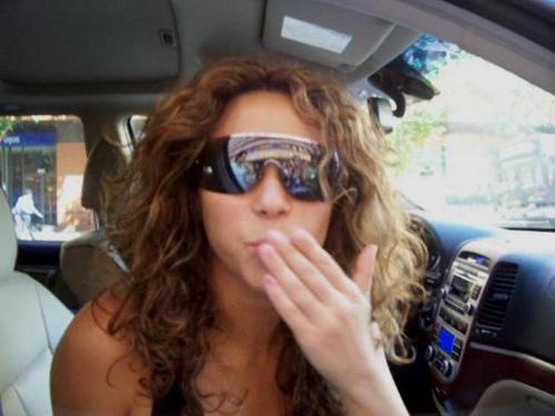  Шакира Kiss in car