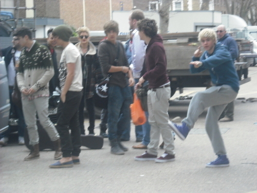  1D = Heartthrobs (1D Gearing Up 4 The Live Tour) Luk At Niall lol 100% Real :) x