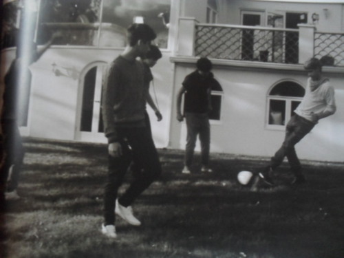  1D = Heartthrobs (Aving A Game Of Footie) What Pros! Very Rare Pic 100% Real :) x
