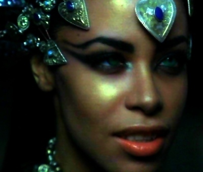  Aaliyah on the set of the movie "Queen of the Damned "