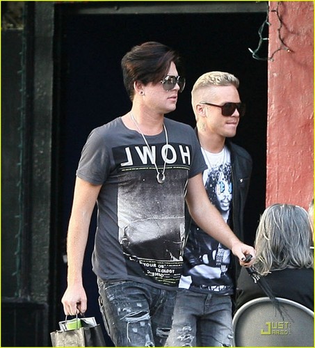  Adam Lambert: Strolling with Sauli Koskinen!