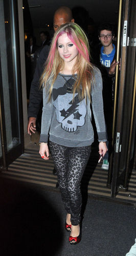  Avril Lavigne Out In Luân Đôn 2.16.2011