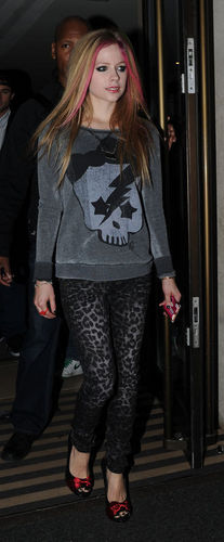  Avril Lavigne Out In Londra 2.16.2011