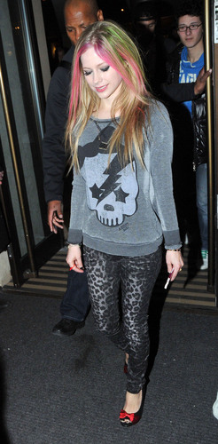  Avril and Brody leaving the Mayfair hotel in লন্ডন Feb 16