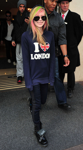 Avril leaving the Mayfair hotel in লন্ডন Feb 16