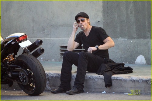  Brad Pitt: Cigarette & Bike Break