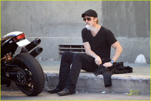  Brad Pitt: Cigarette & Bike Break
