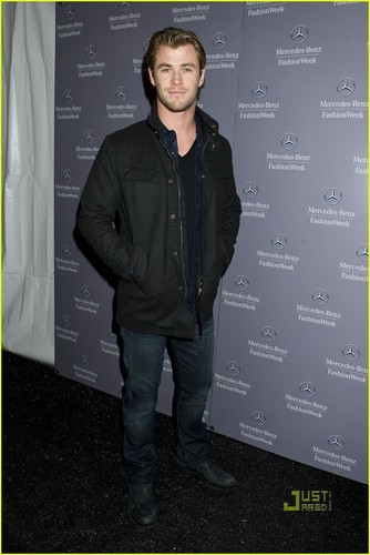  Chris Hemsworth: G-Star دکھائیں with Jared Leto!