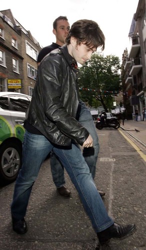  Daniel arriving at The Framers Gallery in लंडन