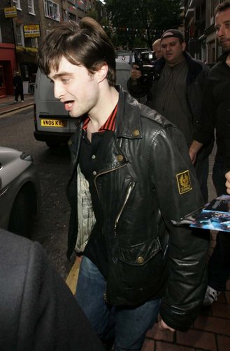  Daniel arriving at The Framers Gallery in Londra