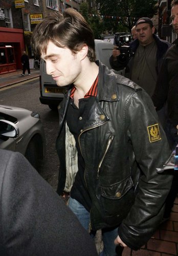  Daniel arriving at The Framers Gallery in ロンドン