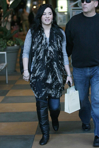  Demi Lovato Shopping And Eating At A Mall In Los Angeles