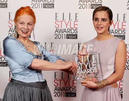  Emma Wins “Style Icon” Award at ELLE Style Awards