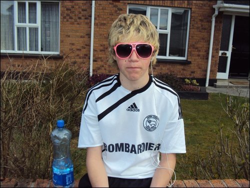  Irish Cutie Niall (Luking Cool In The Shades) I Can't Help Falling In cinta Wiv Niall 100% Real :) x