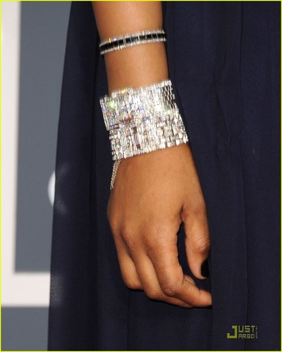  Jennifer Hudson - Grammys 2011 Red Carpet