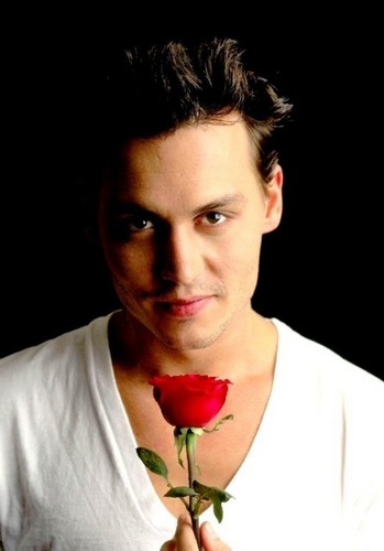  Johnny Depp wishes 당신 a Happy Valentine’s Day!